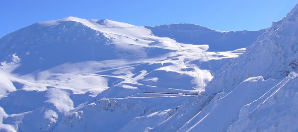 Panoramic views of Mt Hutt including the base building and car park &#8211; it can't get much better than this.